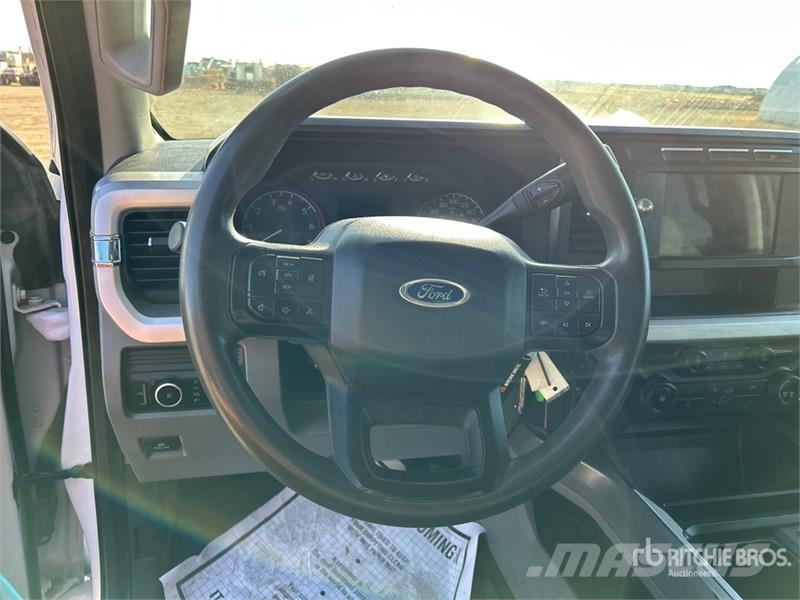 Ford F-350 XLT 4x4 Crew Cab Pickup أخرى