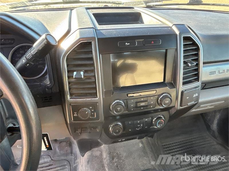 Ford F-350 XLT 4x4 Crew Cab Pickup Ostalo