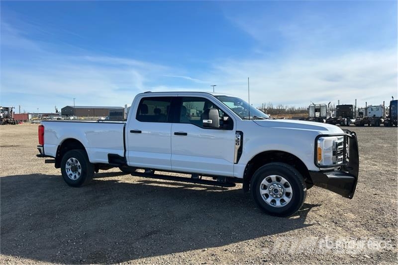 Ford F-350 XLT 4x4 Crew Cab Pickup أخرى