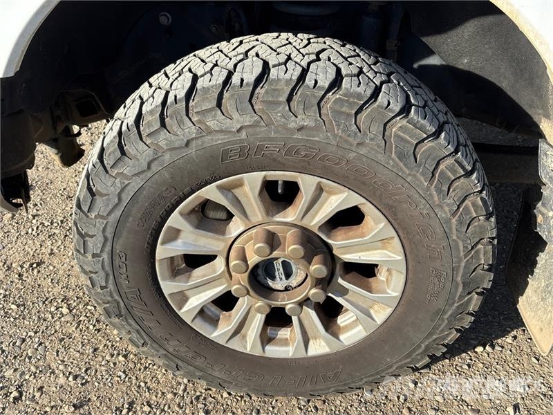 Ford F-350 XLT 4x4 Crew Cab Pickup Ostalo