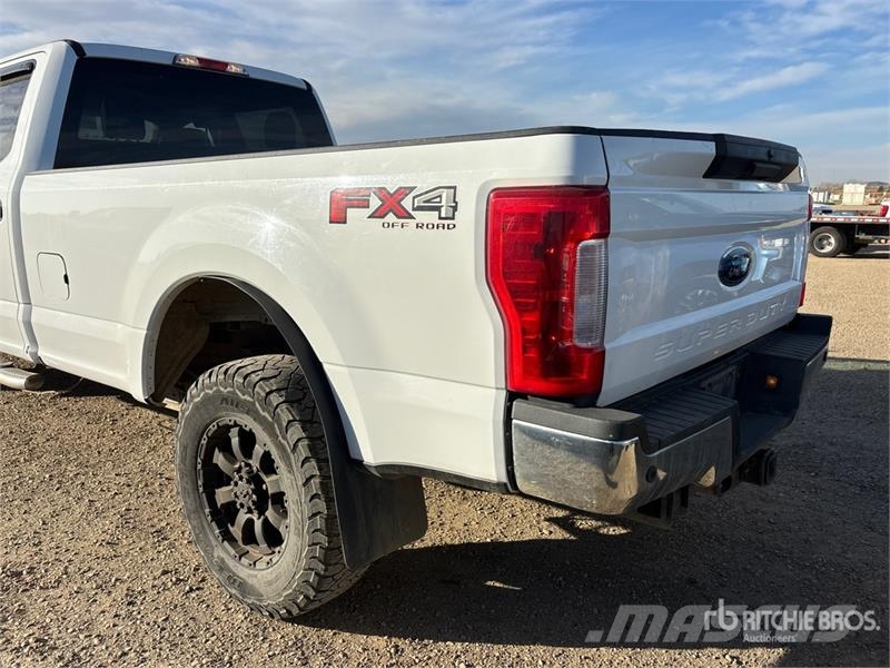 Ford F-350 XLT 4x4 Crew Cab Pickup Ostalo