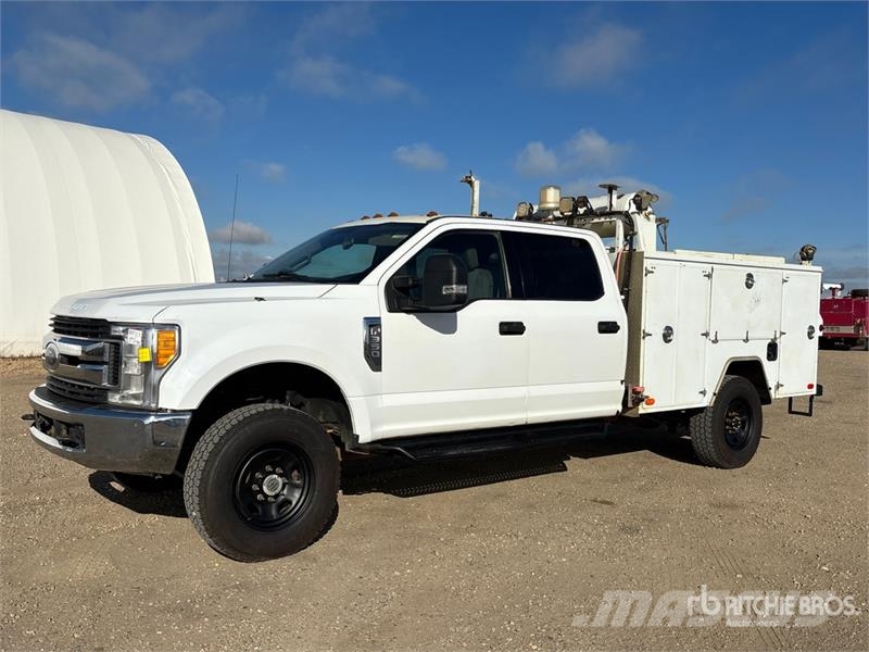 Ford F-350 XLT 4x4 Crew Cab Utility Truck Пікапи / Бічне розвантаження
