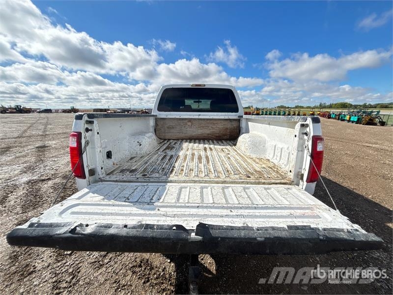 Ford F-350 XLT 4x4 Crew Cab Pickup Drugi