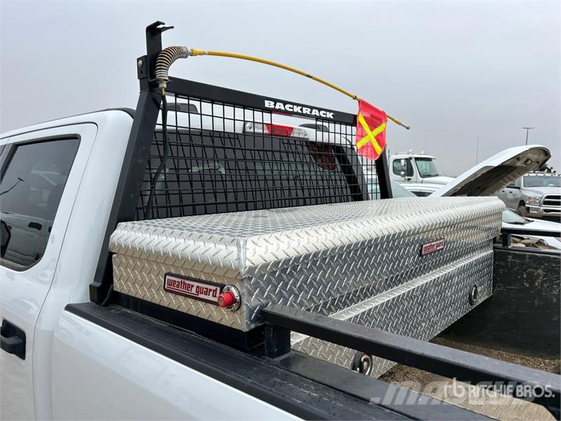Ford F-350 XLT 4x4 Crew Cab Pickup أخرى