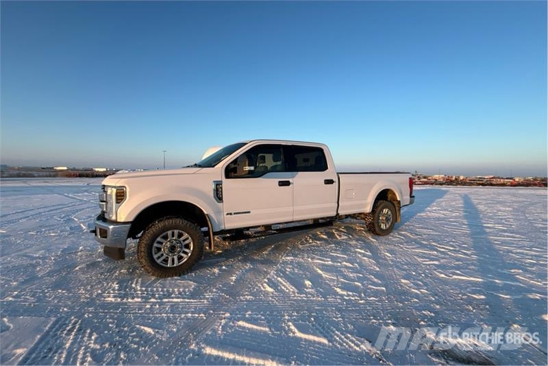 Ford F-350 XLT 4x4 Crew Cab Pickup Muu