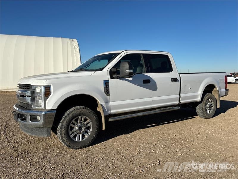 Ford F-350 XLT 4x4 Crew Cab Pickup Ostalo