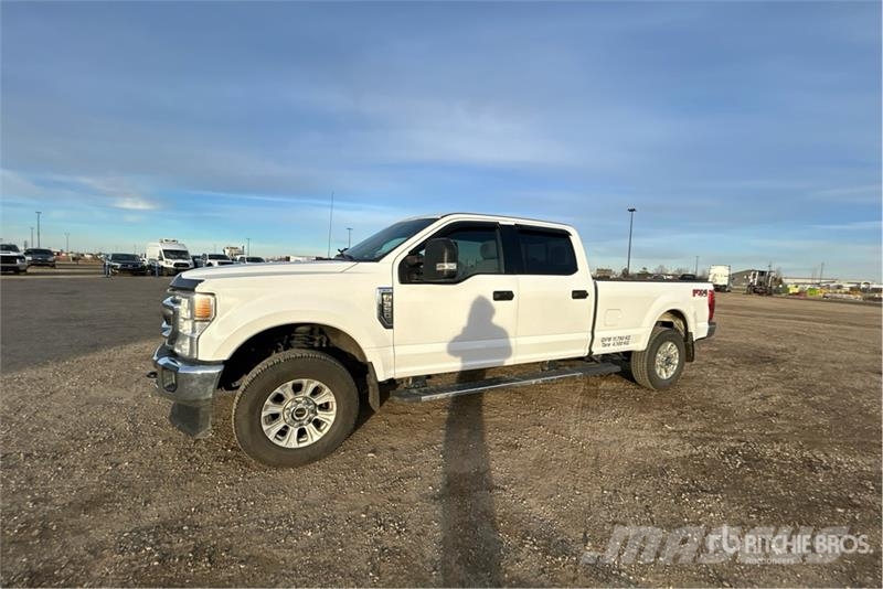 Ford F-350 XLT 4x4 Crew Cab Pickup أخرى