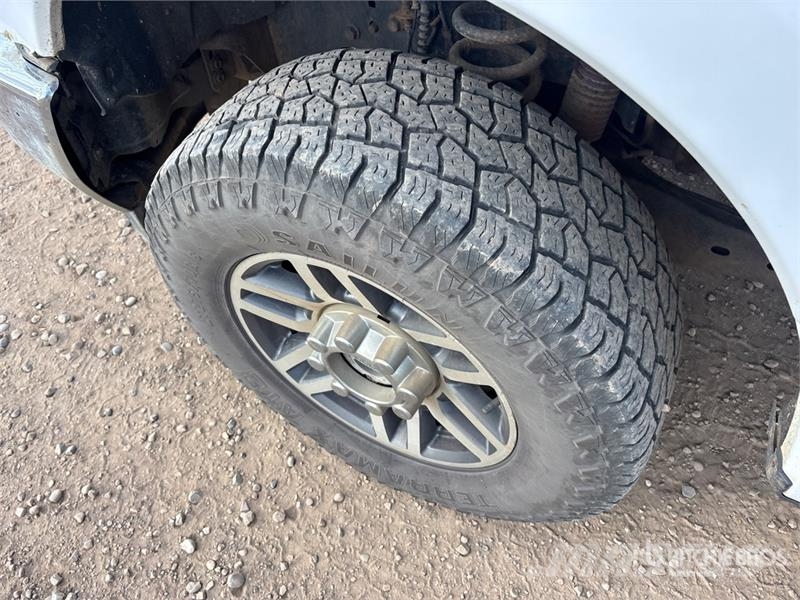 Ford F-350 XLT 4x4 Crew Cab Pickup Iné