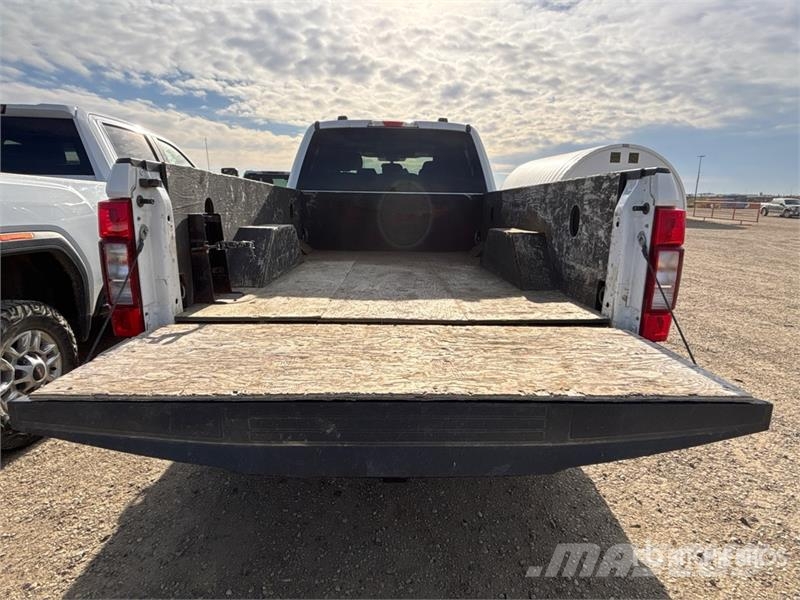 Ford F-350 XLT 4x4 Crew Cab Pickup Ostalo
