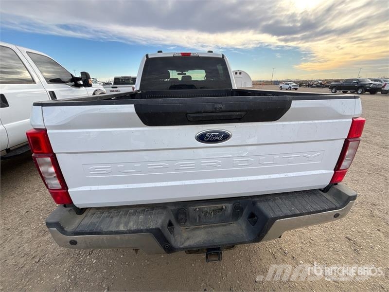 Ford F-350 XLT 4x4 Crew Cab Pickup Ostalo