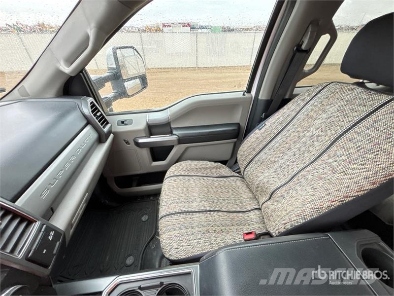 Ford F-350 XLT 4x4 Crew Cab Pickup أخرى