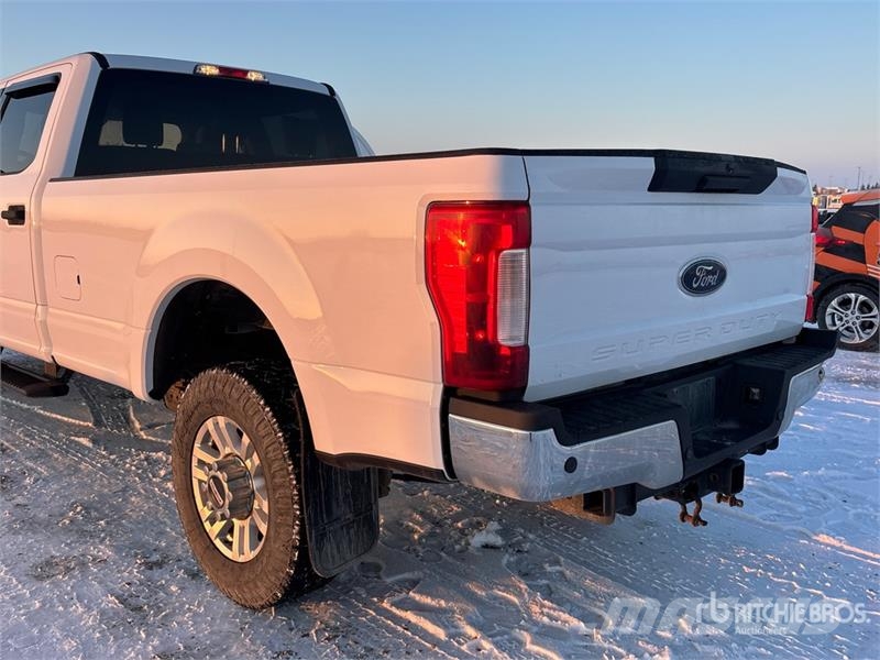 Ford F-350 XLT 4x4 Crew Cab Pickup Muu