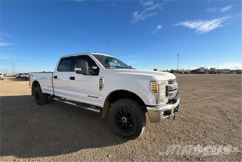 Ford F-350 XLT 4x4 Crew Cab Pickup Ostalo