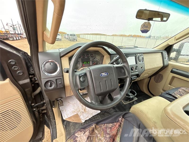 Ford F-350 XLT 4x4 Crew Cab Pickup Andre varebiler