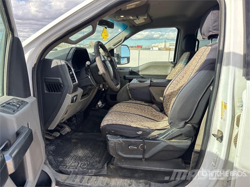 Ford F-350 XLT 4x4 Crew Cab Pickup Iné