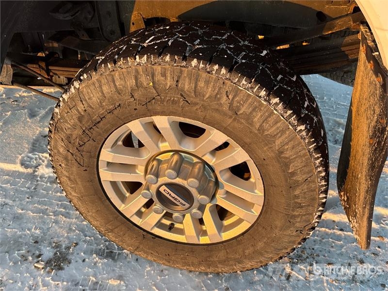 Ford F-350 XLT 4x4 Crew Cab Pickup Muu
