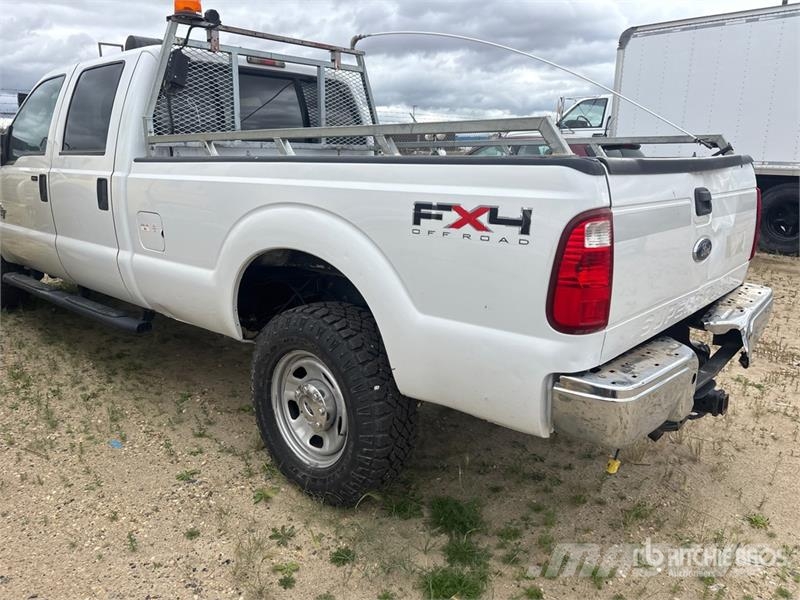 Ford F-350 XLT 4x4 Crew Cab Pickup (Inoperable) Ostalo