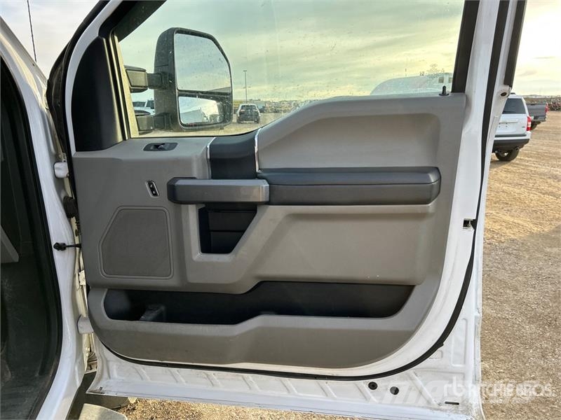 Ford F-350 XLT 4x4 Crew Cab Pickup أخرى