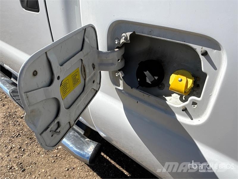 Ford F-350 XLT 4x4 Crew Cab Pickup Kita