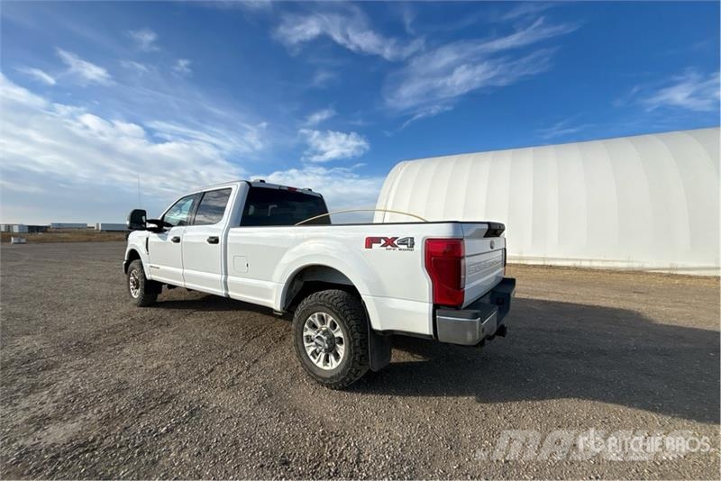 Ford F-350 XLT 4x4 Crew Cab Pickup Ostalo