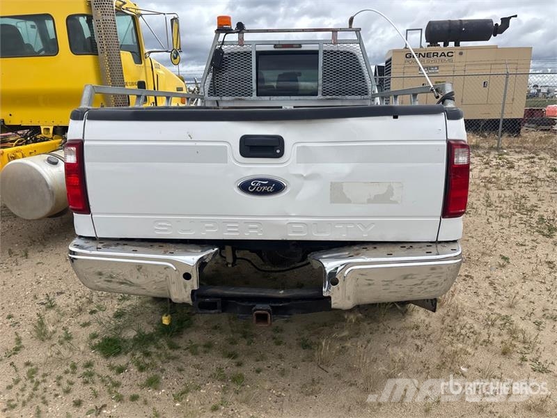 Ford F-350 XLT 4x4 Crew Cab Pickup (Inoperable) Ostalo