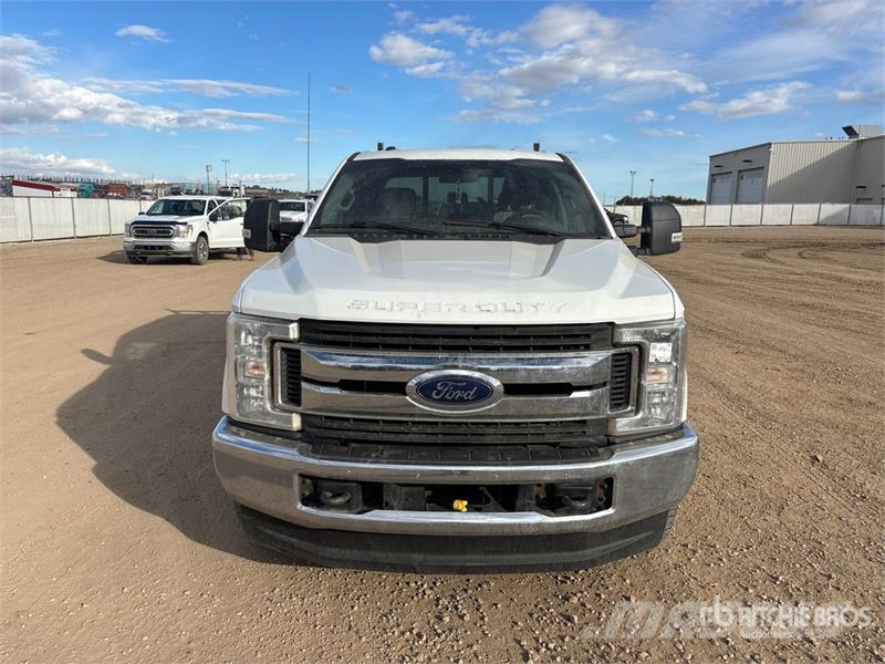 Ford F-350 XLT 4x4 Crew Cab Pickup Iné