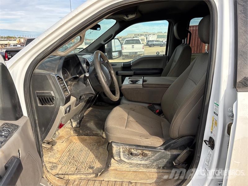 Ford F-350 XLT 4x4 Crew Cab Pickup (Inoperable) Övriga bilar