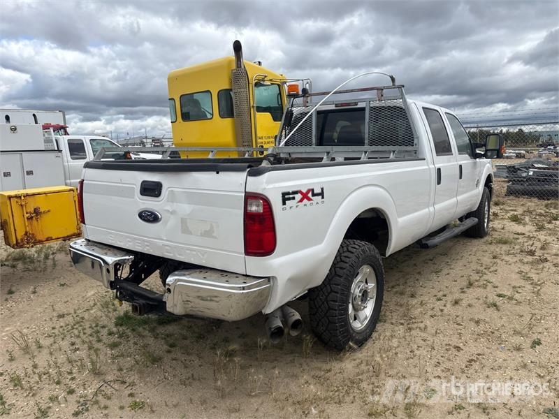 Ford F-350 XLT 4x4 Crew Cab Pickup (Inoperable) Ostalo