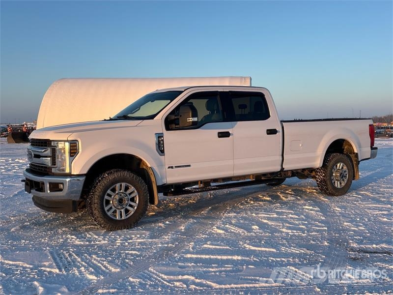 Ford F-350 XLT 4x4 Crew Cab Pickup Muu