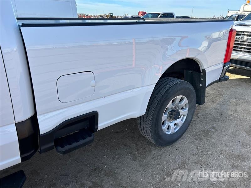 Ford F-350 XLT 4x4 Crew Cab Pickup أخرى