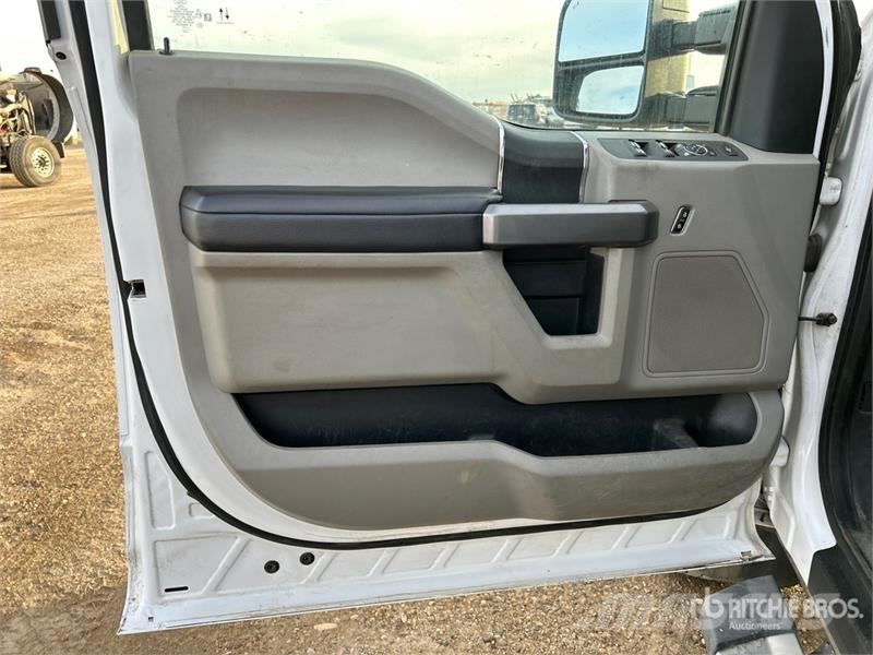 Ford F-350 XLT 4x4 Crew Cab Pickup أخرى