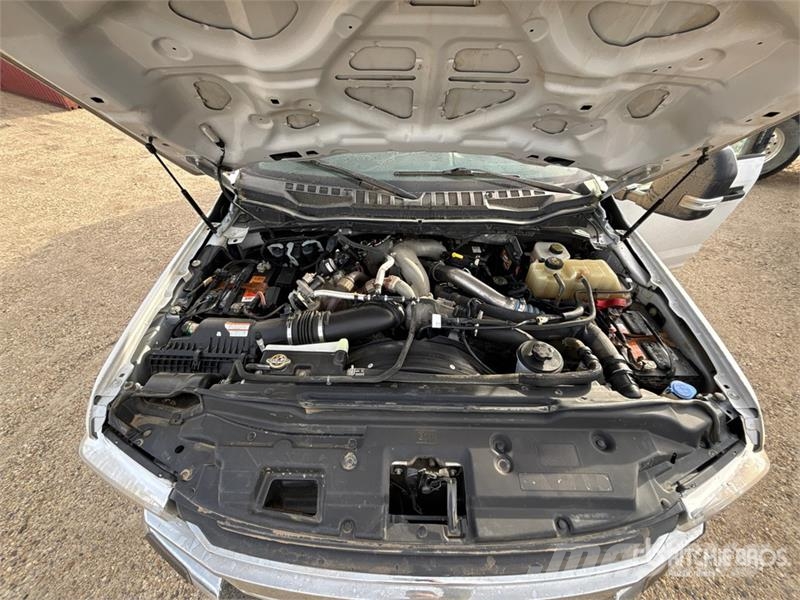 Ford F-350 XLT 4x4 Crew Cab Pickup (Inoperable) Övriga bilar