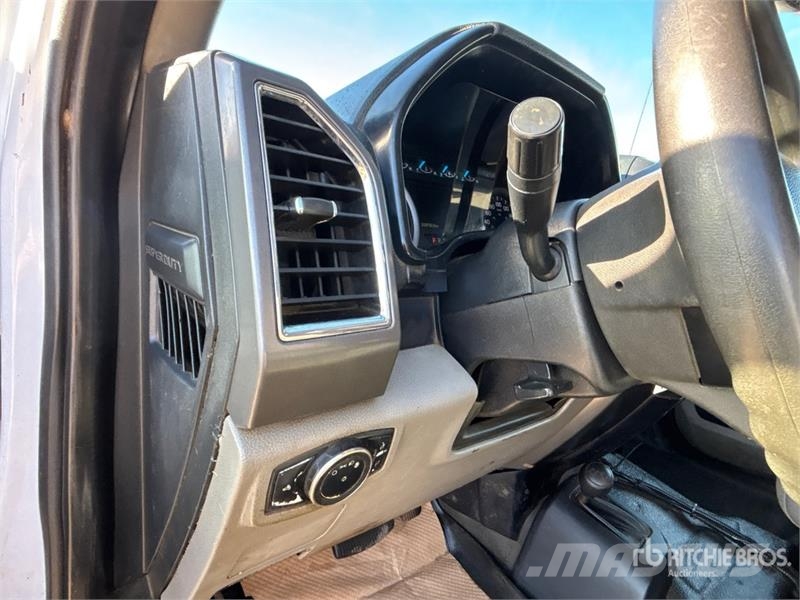 Ford F-350 XLT 4x4 Crew Cab Utility Truck Пікапи / Бічне розвантаження