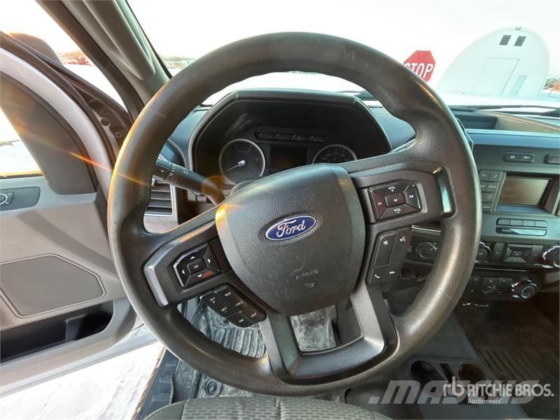 Ford F-350 XLT 4x4 Crew Cab Pickup Muu