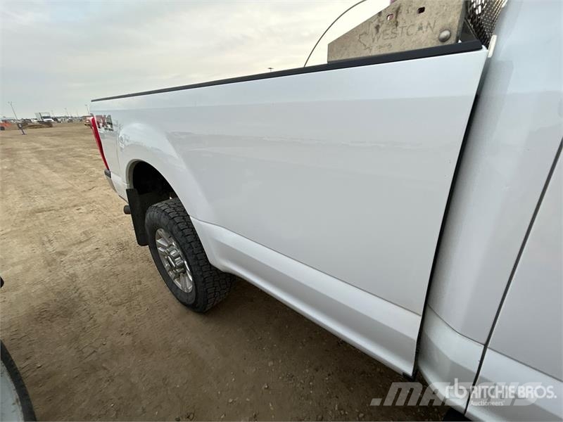 Ford F-350 XLT 4x4 Crew Cab Pickup Egyéb