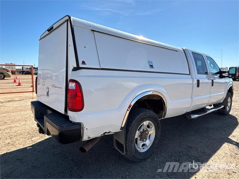 Ford F-350 XLT 4x4 Crew Cab Pickup Kita