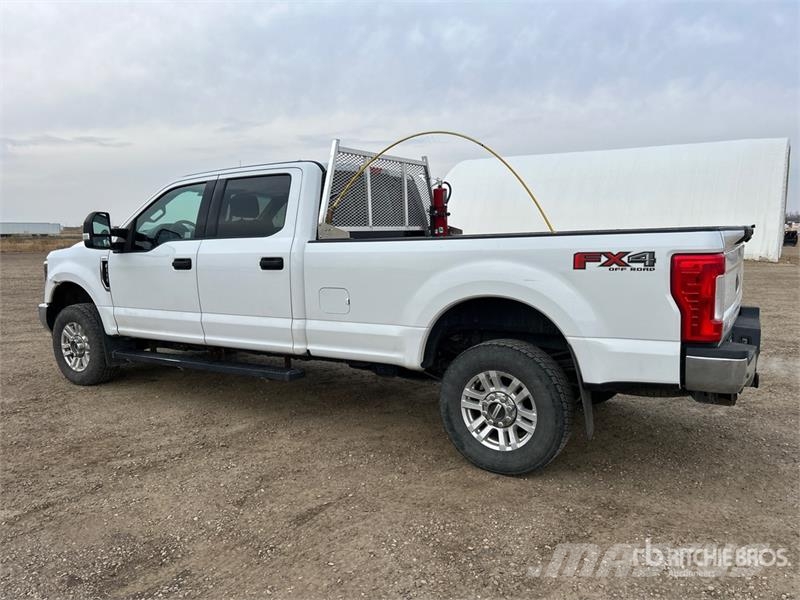 Ford F-350 XLT 4x4 Crew Cab Pickup Egyéb
