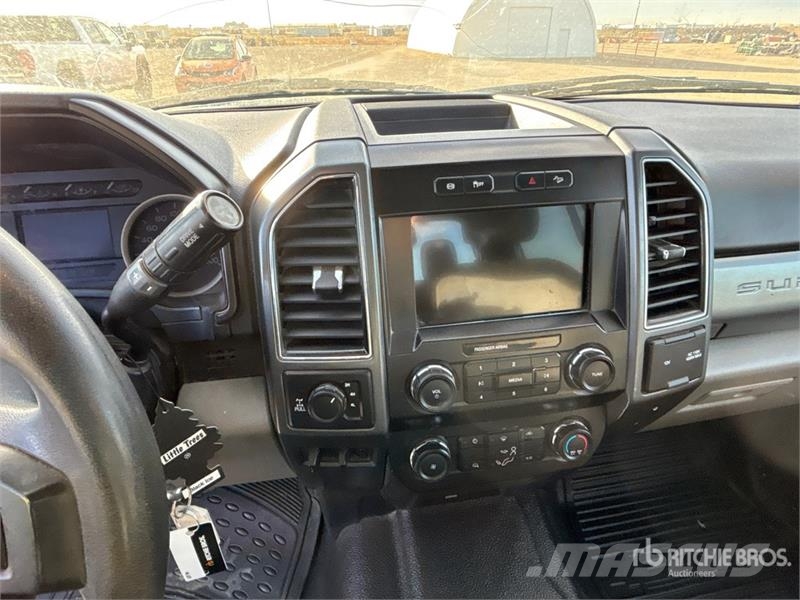 Ford F-350 XLT 4x4 Crew Cab Pickup Ostalo