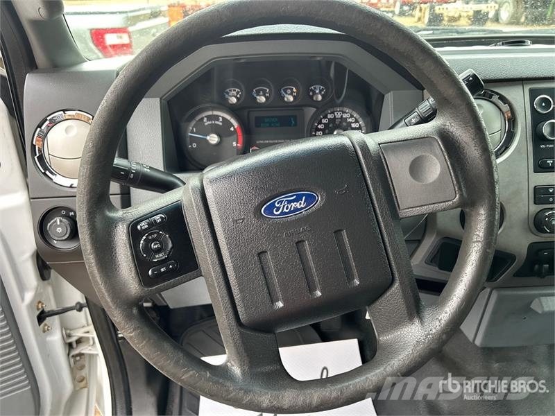 Ford F-350 XLT 4x4 Crew Cab Pickup Ostalo