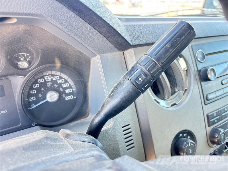 Ford F-350 XLT 4x4 Crew Cab Pickup Drugi