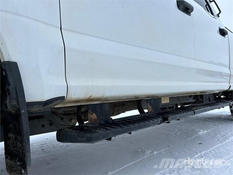 Ford F-350 XLT 4x4 Crew Cab Pickup Ostalo