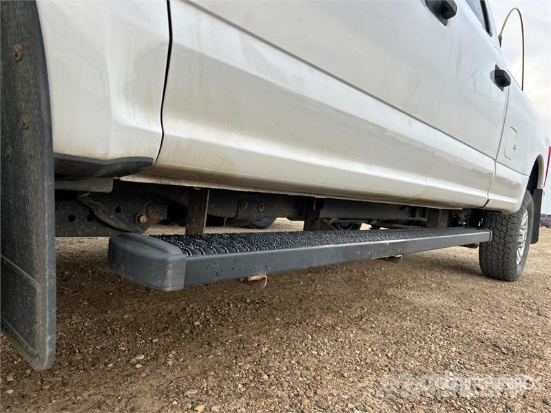 Ford F-350 XLT 4x4 Crew Cab Pickup Egyéb