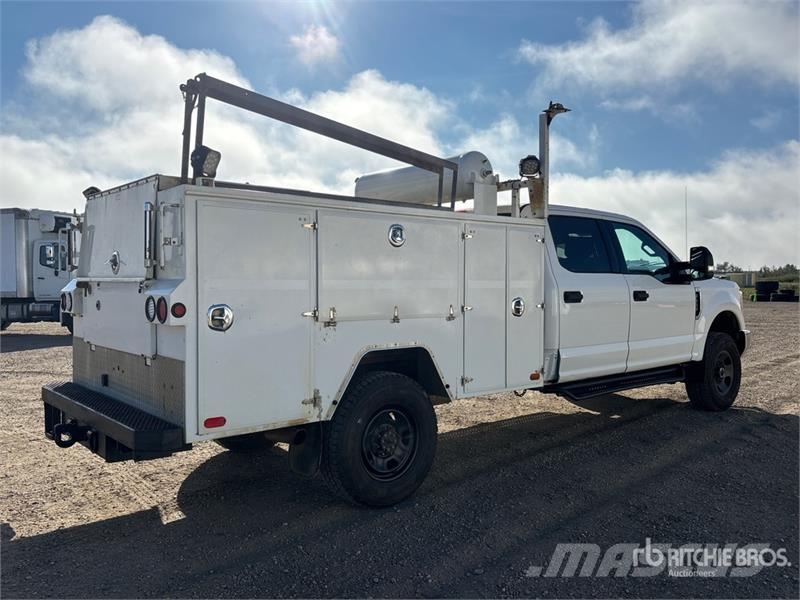 Ford F-350 XLT 4x4 Crew Cab Utility Truck Пікапи / Бічне розвантаження