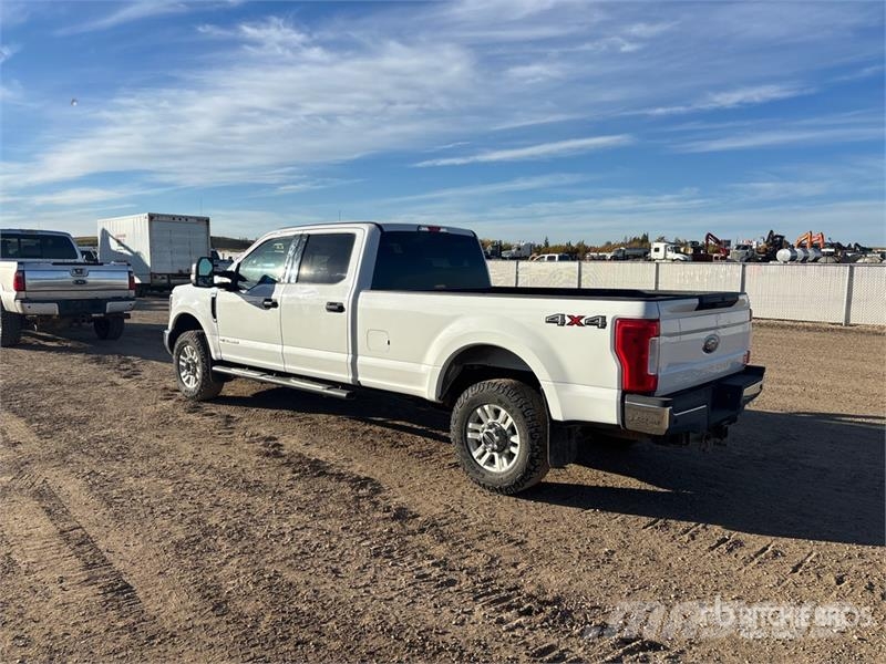 Ford F-350 XLT 4x4 Crew Cab Pickup Autre fourgon / utilitaire