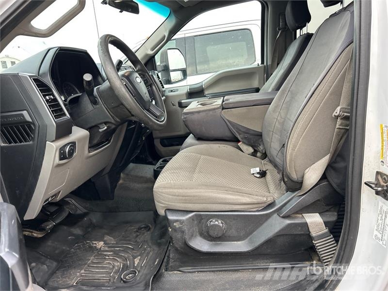 Ford F-350 XLT 4x4 Crew Cab Pickup Egyéb