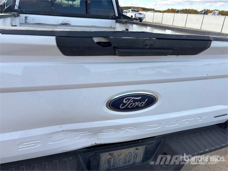 Ford F-350 XLT 4x4 Crew Cab Pickup Iné