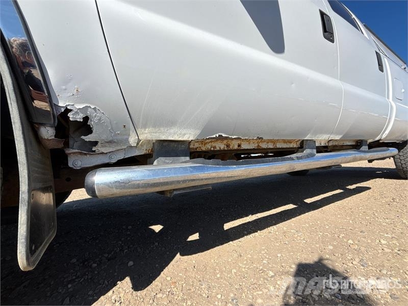 Ford F-350 XLT 4x4 Crew Cab Pickup Kita