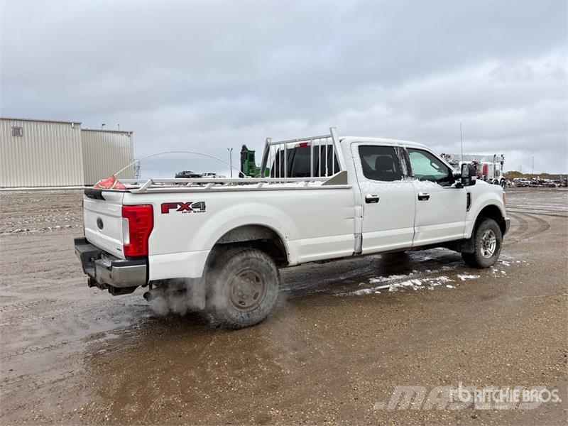Ford F-350 XLT 4x4 Crew Cab Pickup 其他