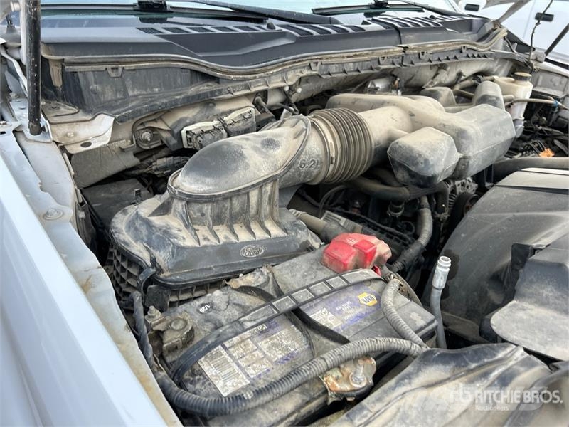 Ford F-350 XLT 4x4 Crew Cab Pickup Egyéb