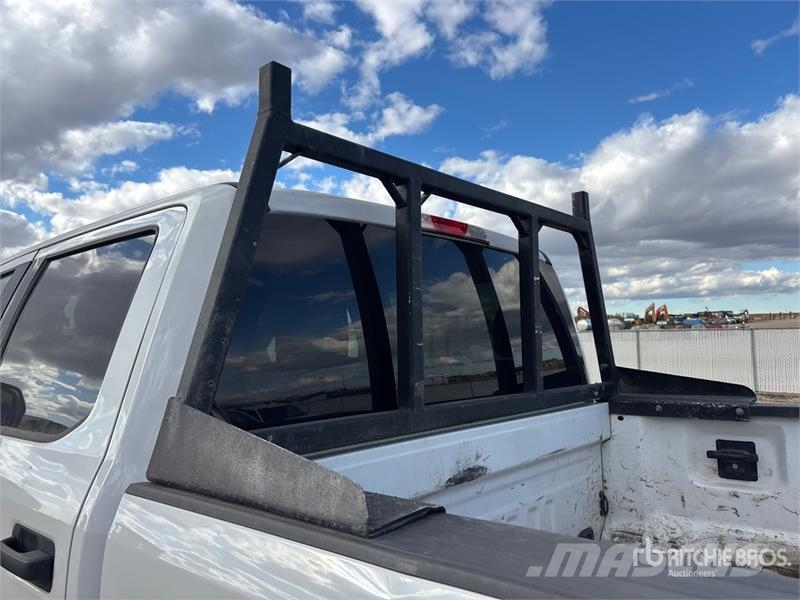 Ford F-350 XLT 4x4 Crew Cab Pickup Iné